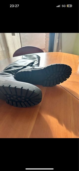 Botas altas planas negras