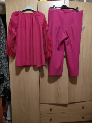 Conjunto de blusa y pantalón rosa