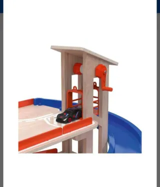 Garaje de Estacionamiento de Madera