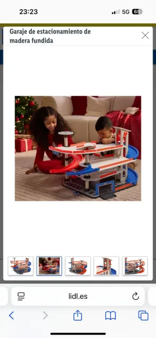 Garaje de Estacionamiento de Madera