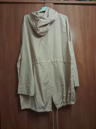 Chaqueta impermeable beige