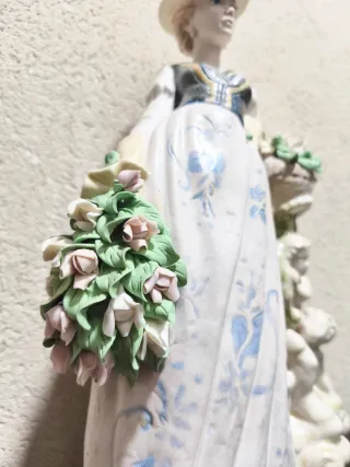 Figura de porcelana mujer con flores