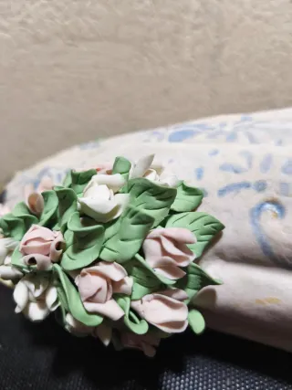 Figura de porcelana mujer con flores