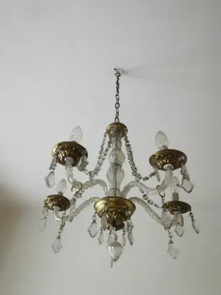 Lámpara de araña de cristal y metal