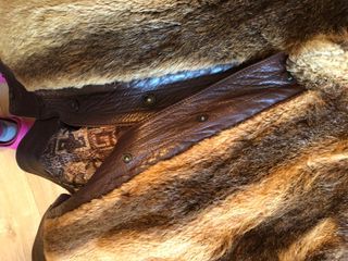 Abrigo de piel marrón y multicolor