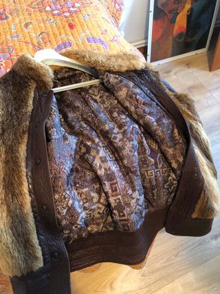 Abrigo de piel marrón y multicolor