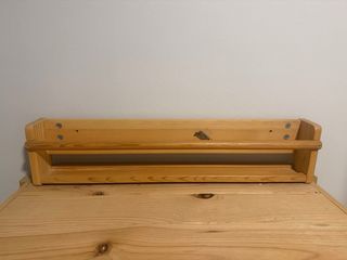 Estantería de madera y dos librerias infantiles .