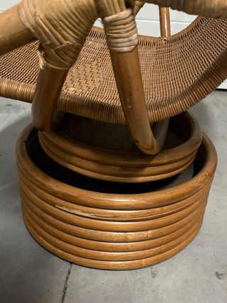 Silla de mimbre giratoria