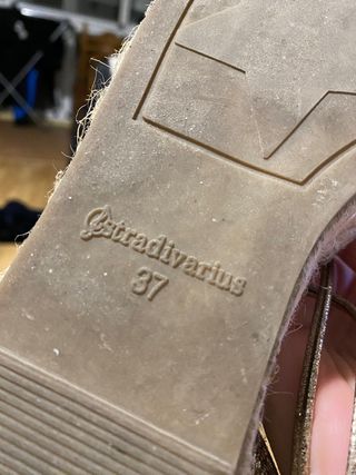 Sandalias doradas atadas al tobillo