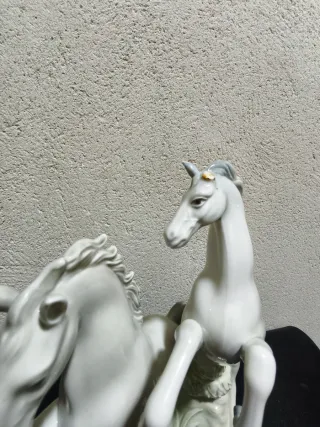 Figura de porcelana de dos caballos