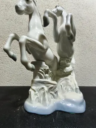 Figura de porcelana de dos caballos