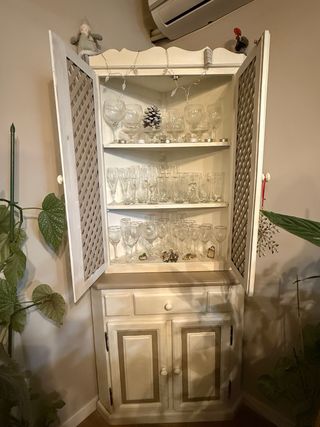 Rinconera de madera beige y marrón