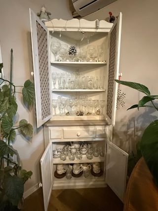 Rinconera de madera beige y marrón