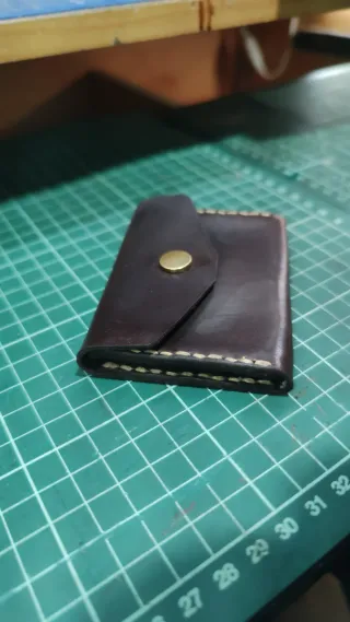 Cartera artesanal de Cuero cosida a mano