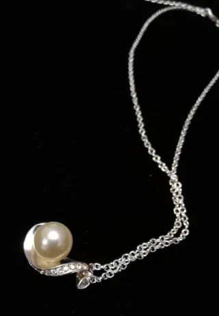 Cadena con colgante de perla y circonitas