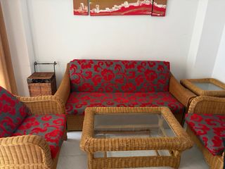 Sofá-cama y 2 sillones de mimbre