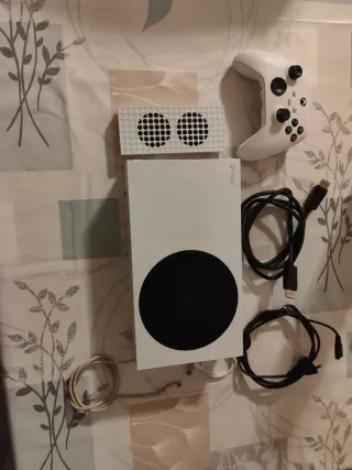 Xbox Series S Blanca + Mando y Cables.