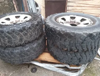 Llantas con goma de tacos