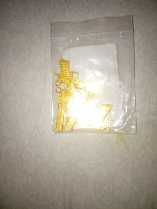 Colgante de pistola chapado en oro golfi