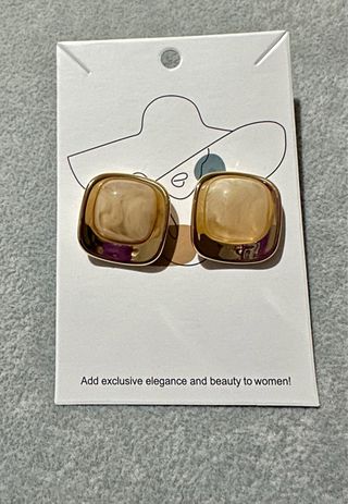 Brincos quadrados bege e dourado