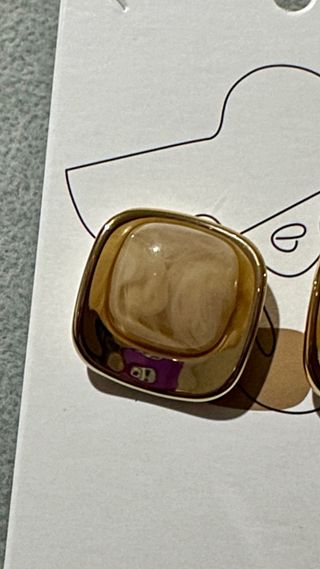 Brincos quadrados bege e dourado