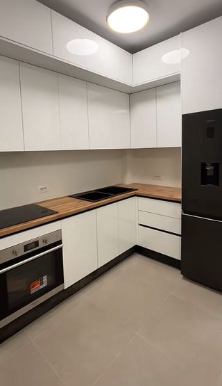 Cocina modular blanca y negra