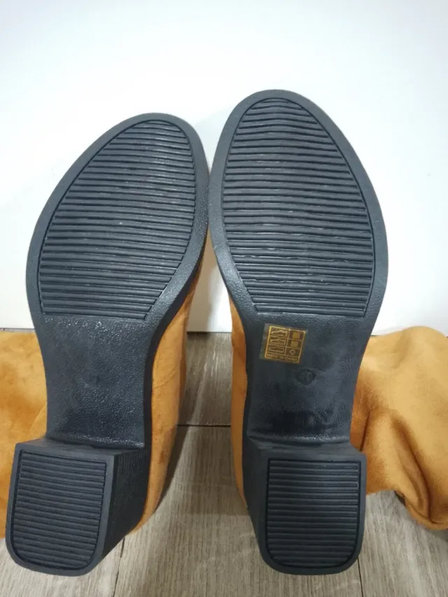 Botas altas mujer ante marrón