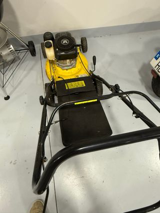 Cortacésped de gasolina amarillo