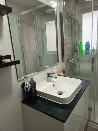 Mueble de baño con lavabo , grifo y espejo