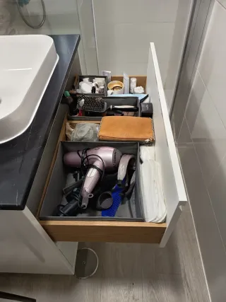 Mueble de baño con lavabo , grifo y espejo