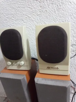 Lote de altavoces beige y gris