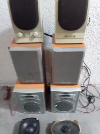 Lote de altavoces beige y gris