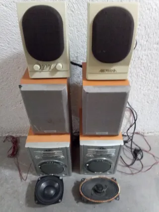 Lote de altavoces beige y gris