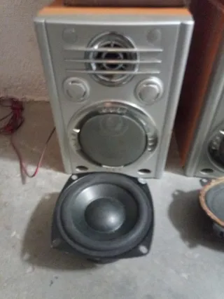 Lote de altavoces beige y gris