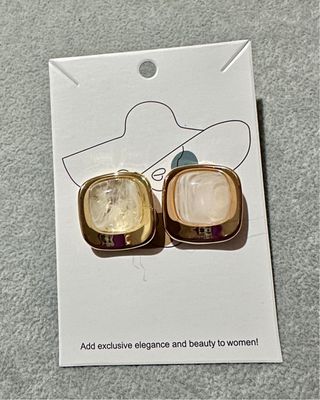 Brincos Dourados Quadrados com Detalhe Branco