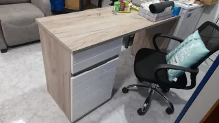 Escritorio de madera con cajones
