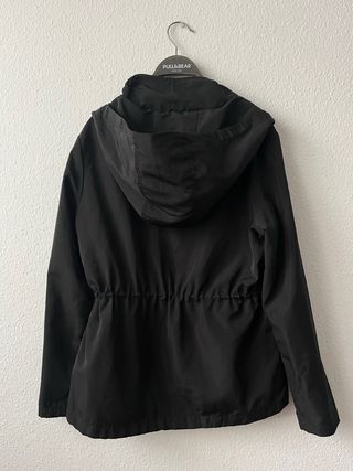 Cazadora Lefties negra estilo chubasquero capucha