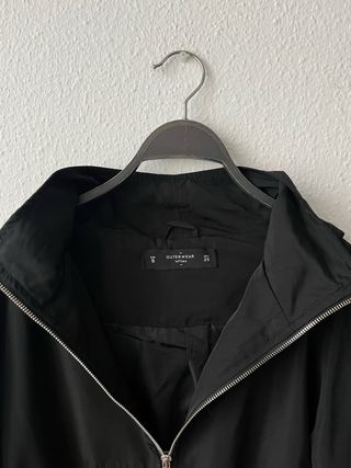 Cazadora Lefties negra estilo chubasquero capucha