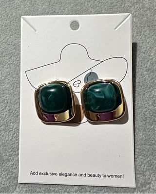 Brincos Quadrados Dourados com Pedra Verde