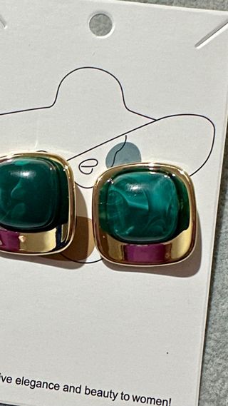Brincos Quadrados Dourados com Pedra Verde