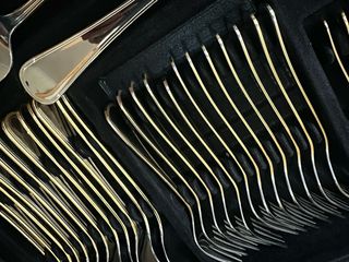 Set completo di posate nuove, mai usate per 12 persone