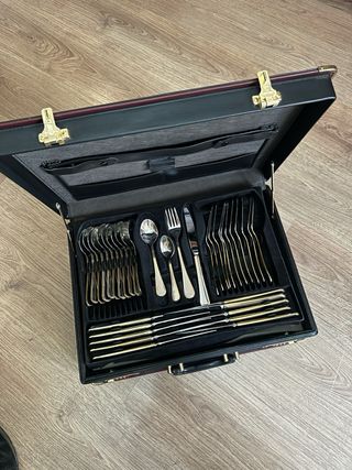 Set completo di posate nuove, mai usate per 12 persone