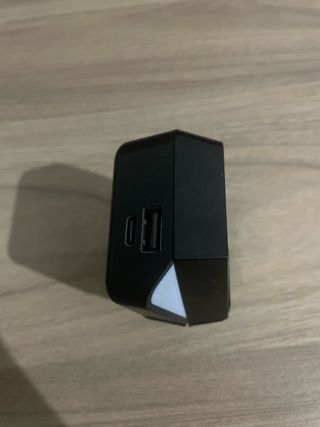 Cascos grises y blancos