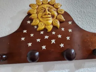 Perchero de madera con sol y estrellas
