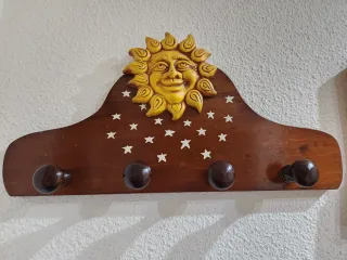 Perchero de madera con sol y estrellas