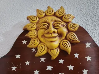 Perchero de madera con sol y estrellas