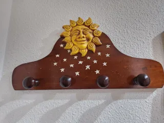 Perchero de madera con sol y estrellas