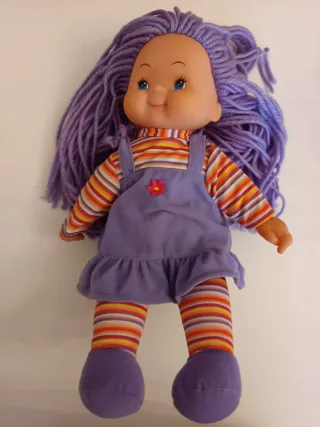 Muñeca de peluche con pelo morado