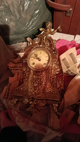 Reloj antiguo de cuerda de bronce con figura