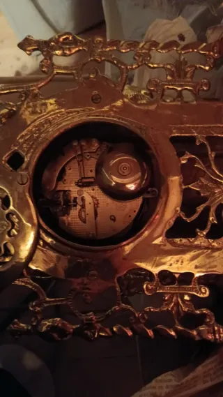 Reloj antiguo de cuerda de bronce con figura